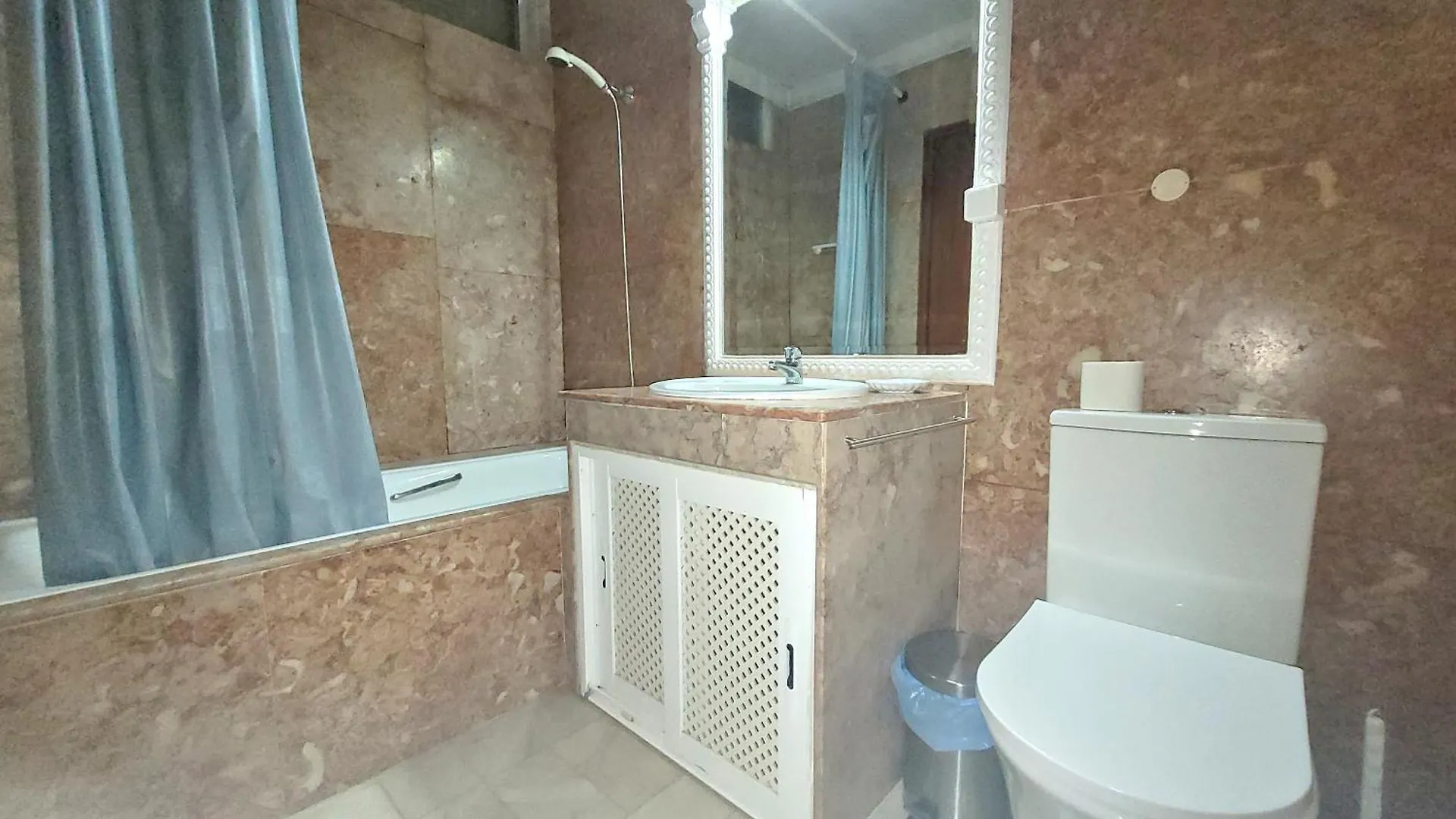 Villa Walking Distance To The Centre - Snooker Table - Private Pool - 5 Bedrooms Quarteira