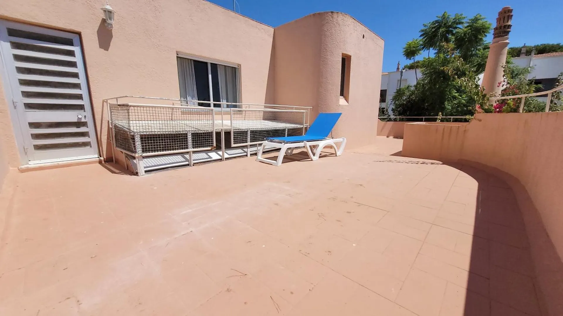 Villa Walking Distance To The Centre - Snooker Table - Private Pool - 5 Bedrooms Quarteira