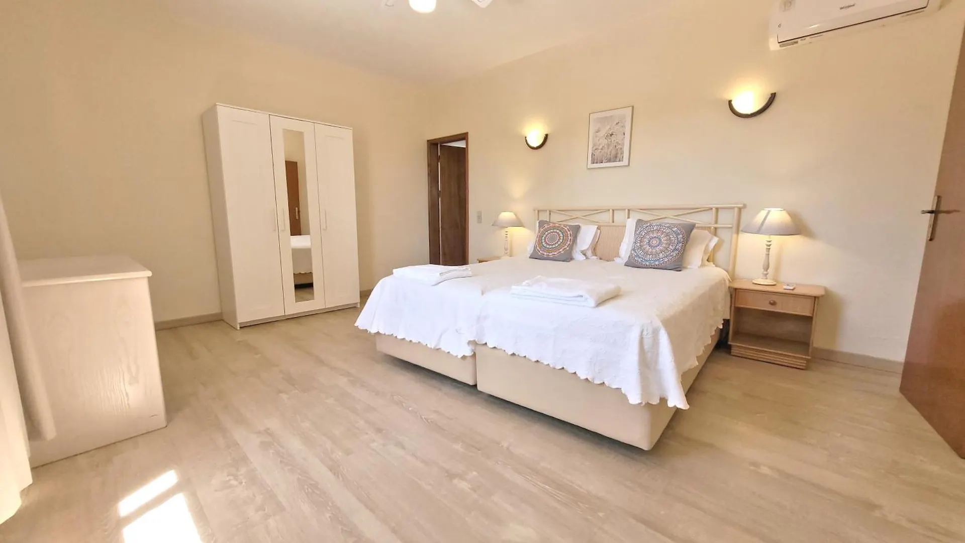 Walking Distance To The Centre - Snooker Table - Private Pool - 5 Bedrooms Quarteira 0*,  Portugal