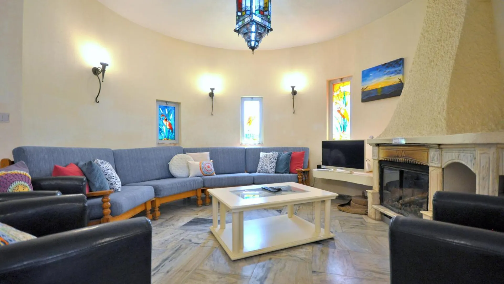 Villa Walking Distance To The Centre - Snooker Table - Private Pool - 5 Bedrooms Quarteira