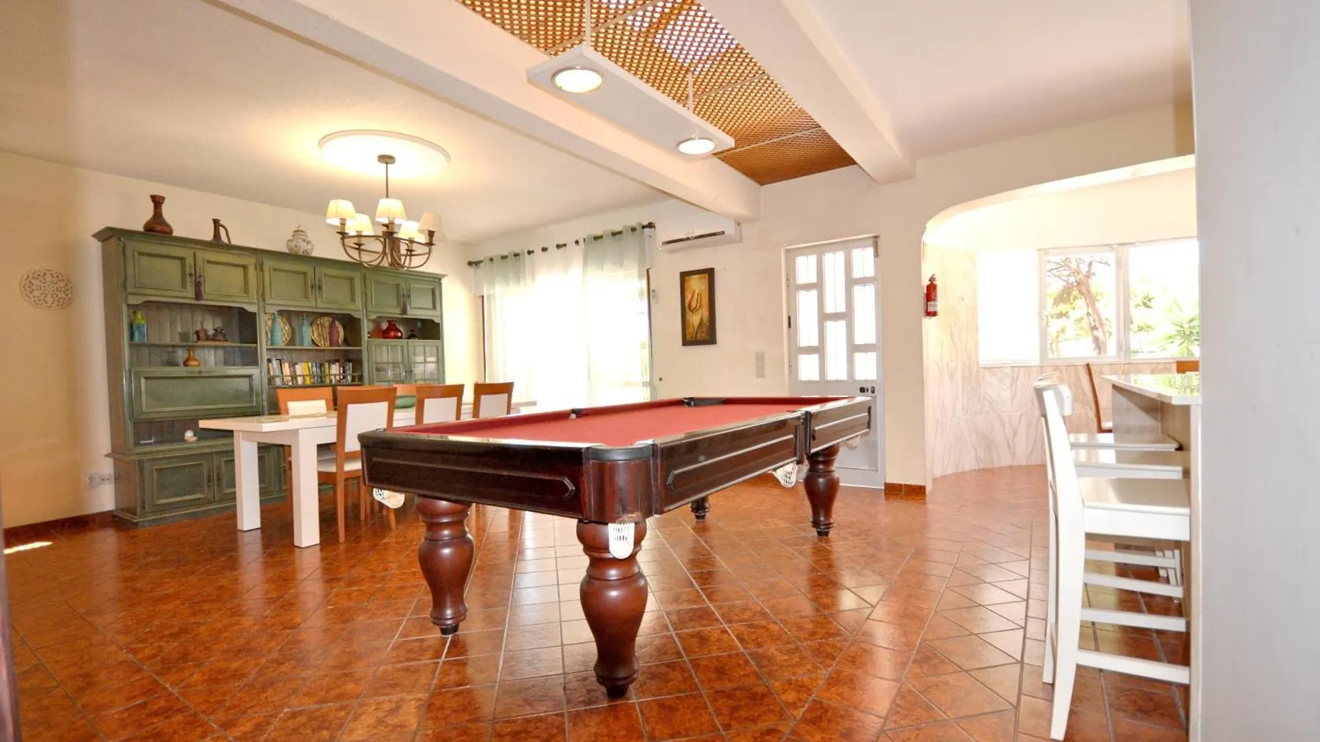 Walking Distance To The Centre - Snooker Table - Private Pool - 5 Bedrooms Quarteira 0*,  Portugal