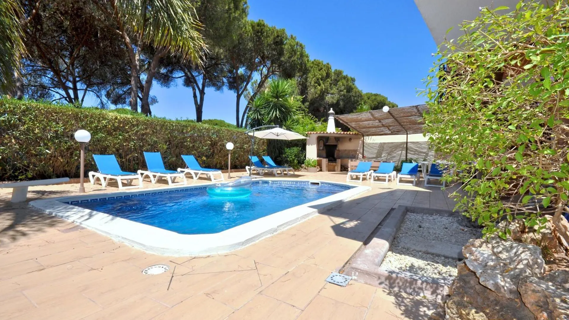 Villa Walking Distance To The Centre - Snooker Table - Private Pool - 5 Bedrooms Quarteira