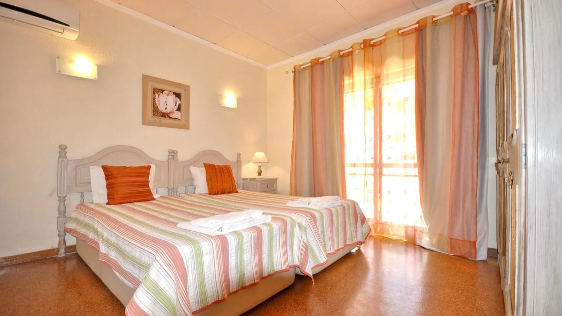 Walking Distance To The Centre - Snooker Table - Private Pool - 5 Bedrooms Quarteira Villa